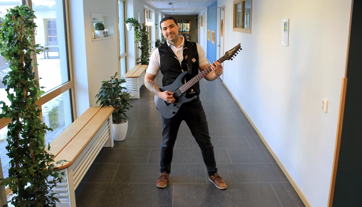 Sjuksköterska med gitarr