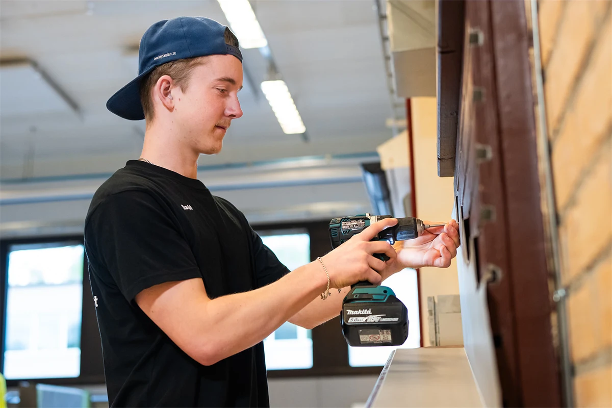 Elev använder en skruvdragare
