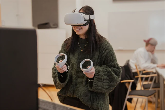 En person använder VR-glasögon.