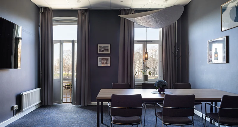 Ett litet mötesrum med stilig inredning