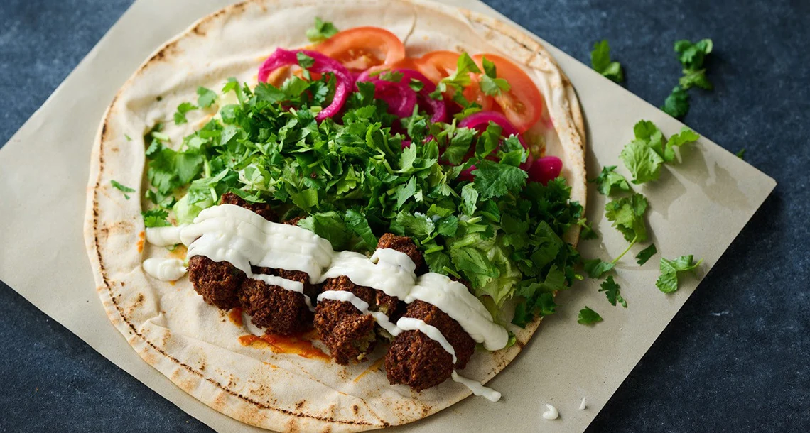 En falafel med kött och grönsaker ligger uppdukad