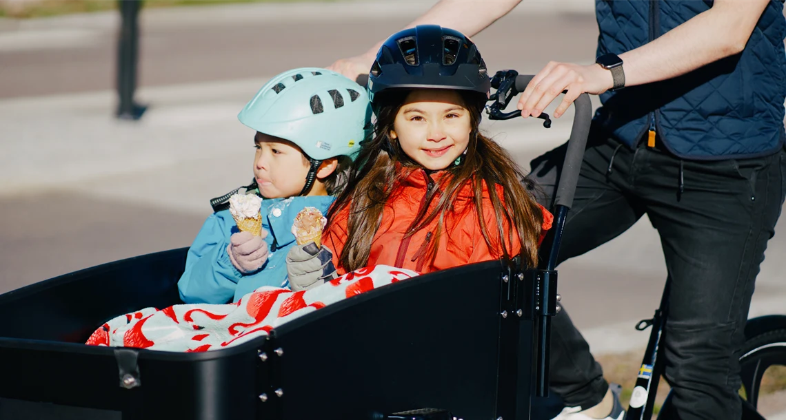 Två barn i en lådcykel