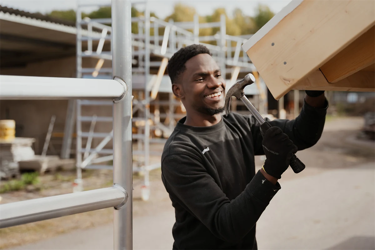 En glad gymnasieelev hamrar.