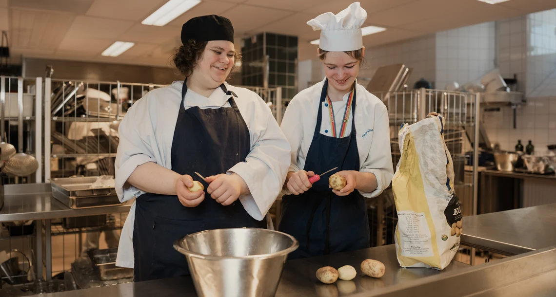 Elever på anpassad gymnasieskola skalar potatis