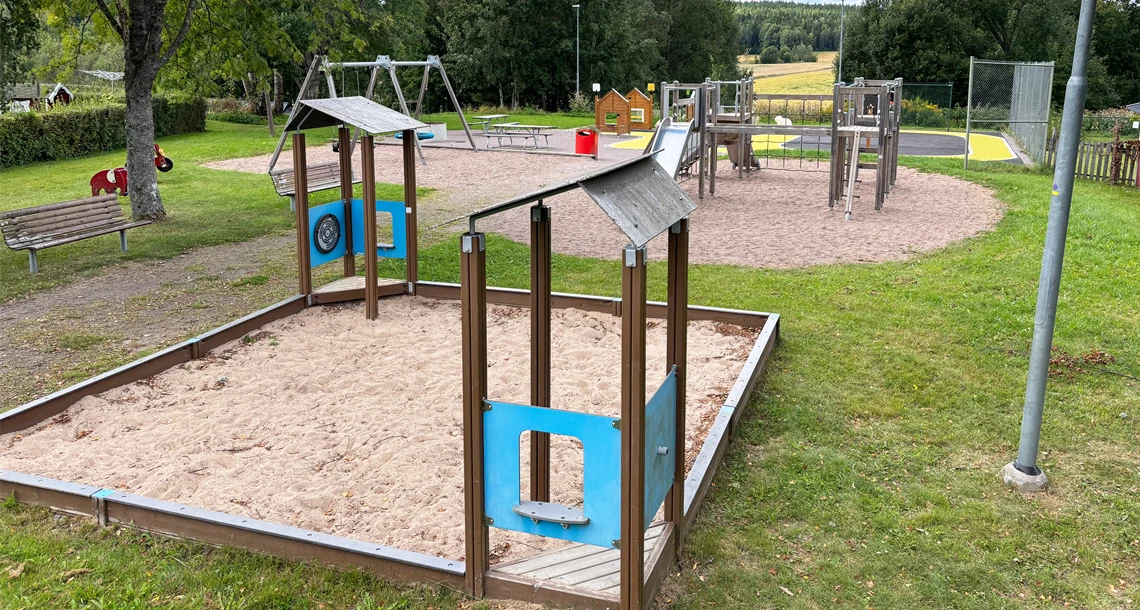 Sandlåda, klätterställning, bollplan, gungor