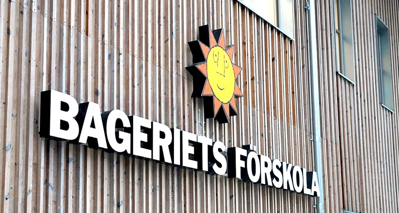 Bageriets förskola, fasadskylt