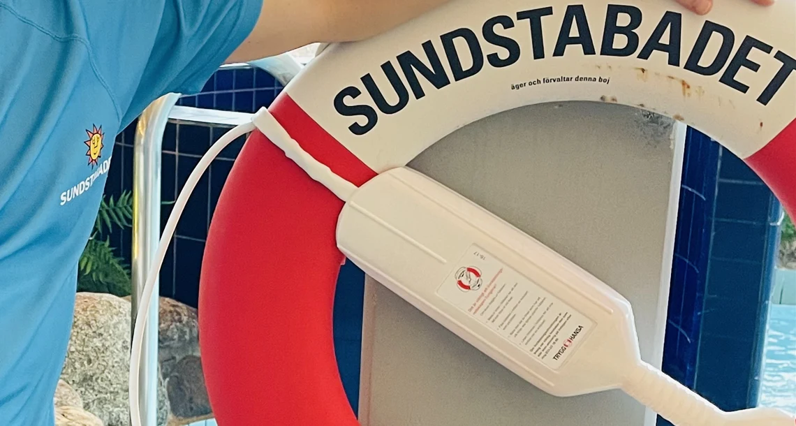 Livboj med texten Sundstabadet