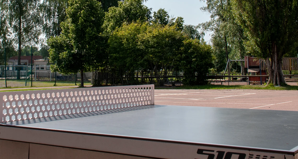 Pingisbord på en skolgård