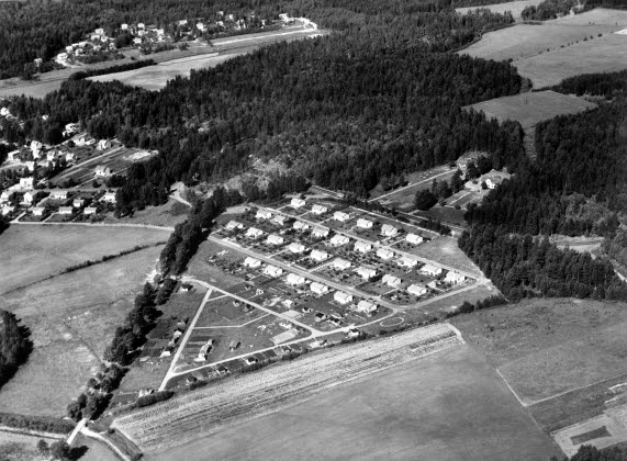 Flygbild från 1955. Här syns egnahemsområdet från 1940-talet, de framväxande koloniträdgårdarna och Kroppkärrsallén som leder fram till Kroppkärrs gård (belägen strax nedanför bildens utsnitt). Uppe till vänster syns den äldre bebyggelsen i dagens my