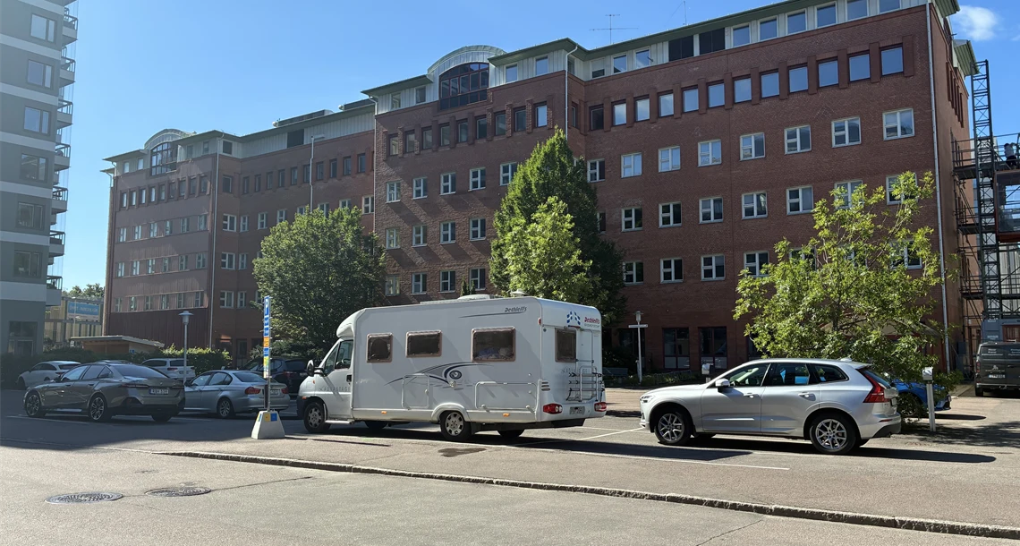 Parkeringsplats utanför fastigheten Vänersnipan
