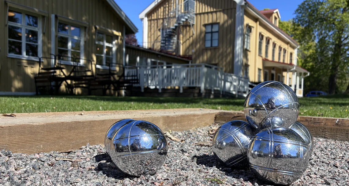 Bouleklot på grus framför Seniorernas hus