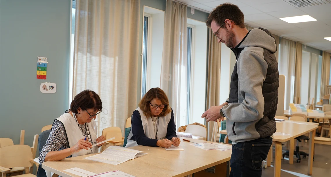 En man lämnar sin röst i en vallokal