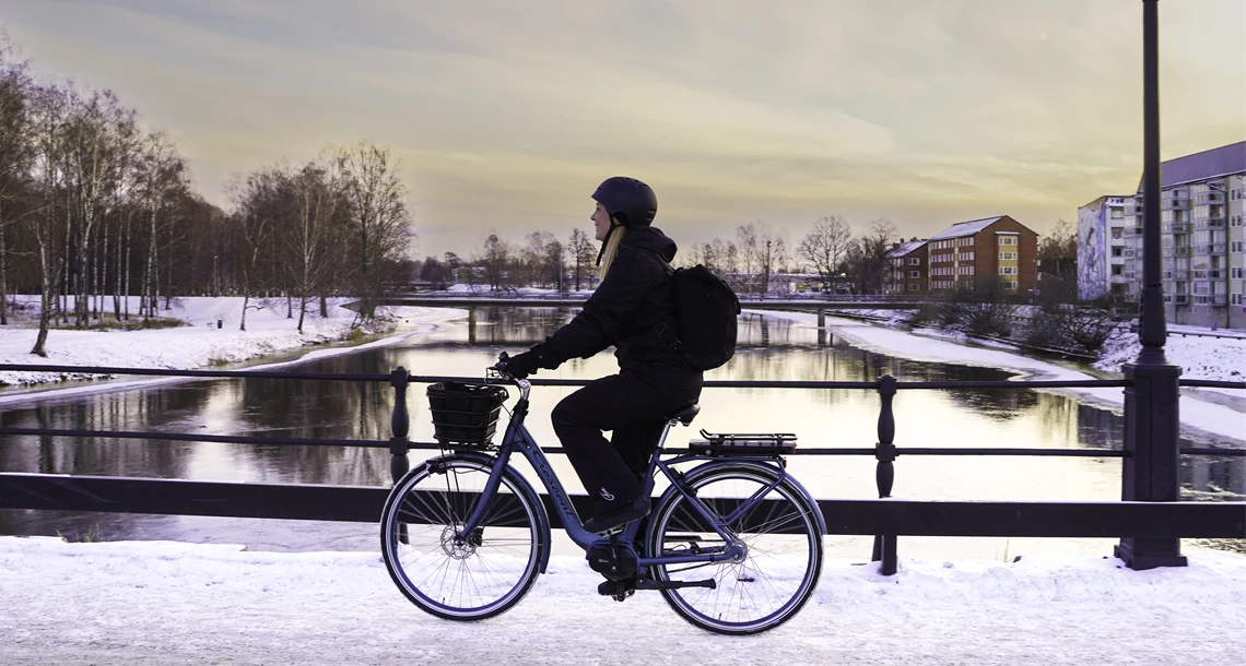 Cyklist på bro i vinterväder