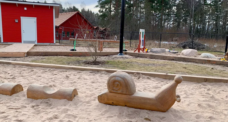Sniglar i trä på Zakrisdals förskolas gård