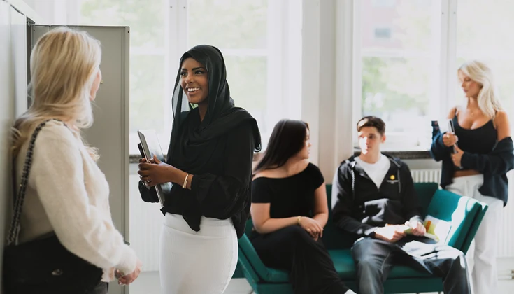Gymnasieelever pratar med varandra i korridoren på Tingvallagymnasiet.