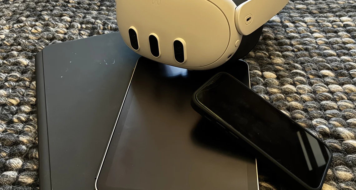 En hög med ipads, smart telefon och ett VR-set