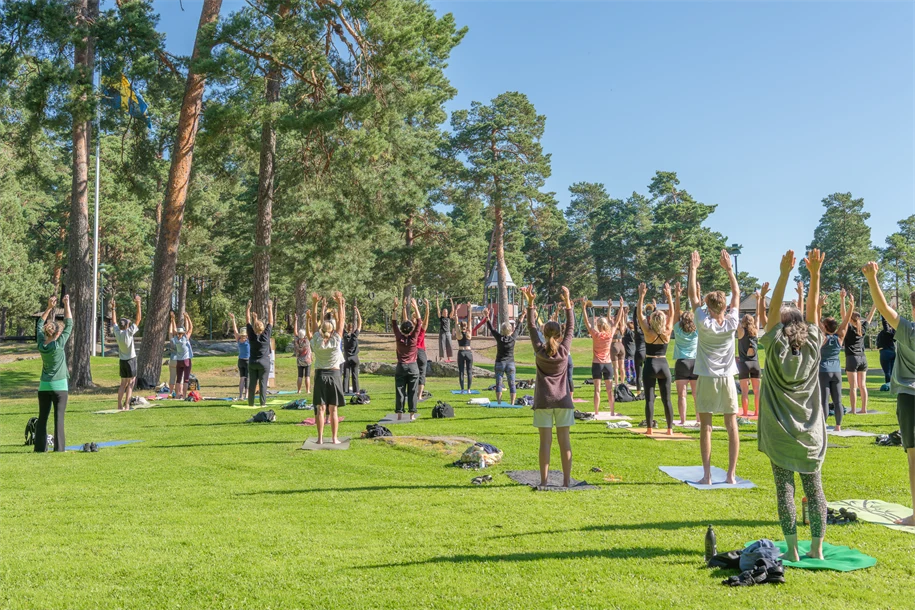 Yoga utomhus. 