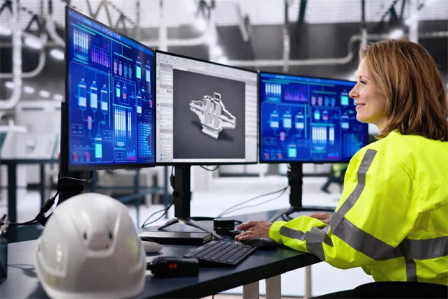 Kvinna framför datorskärmar