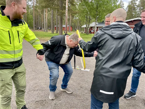 Person leker med rockring