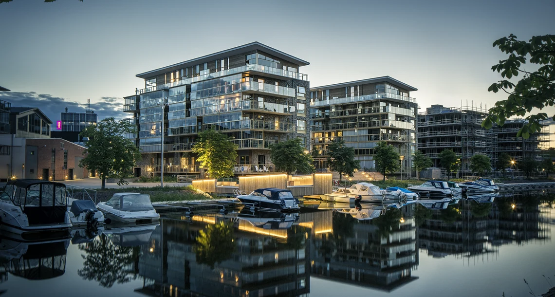 Löfberg fastigheter för flerbostadshus vid Pråmkanalen vid Inre hamn. Byggnaderna är ritade av Tengbom arkitekter.