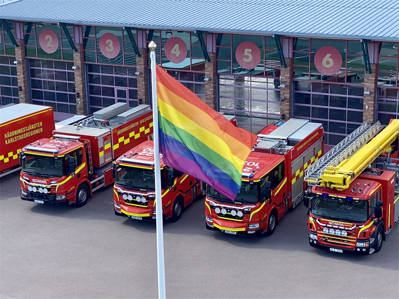 Prideflaggan framför brandstationen i Karlstad.