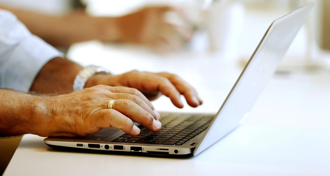 Händer på dator