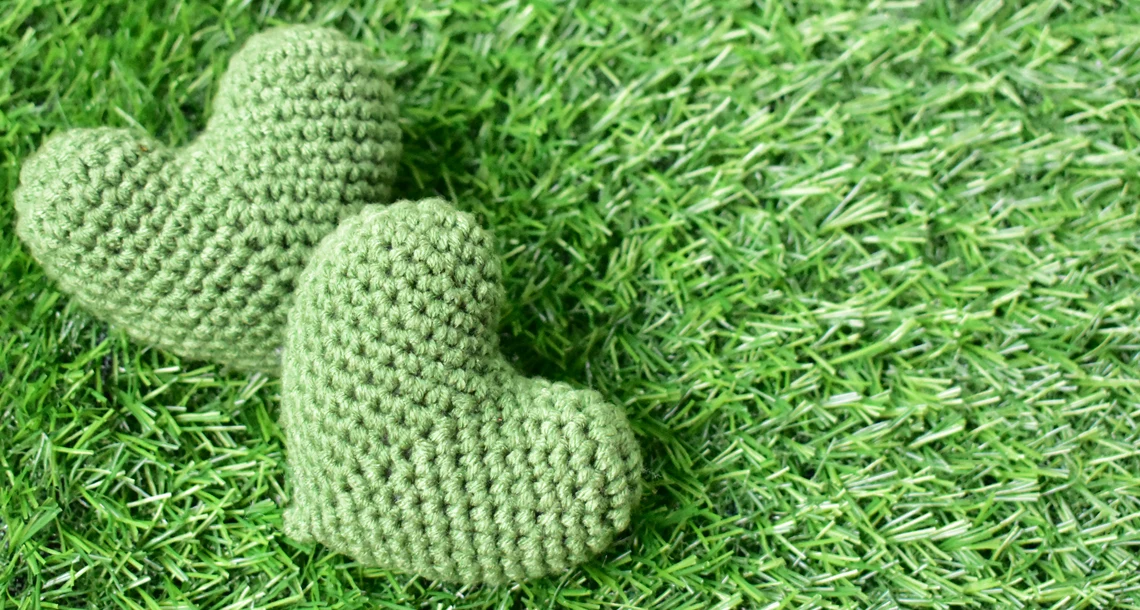 Två virkade, gröna hjärtan