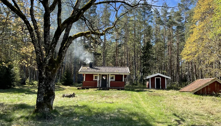 Röd stuga med vita knutar