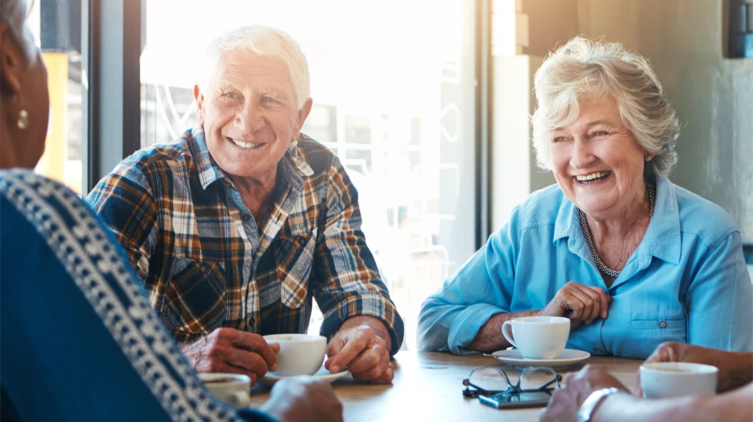 Äldre personer fikar