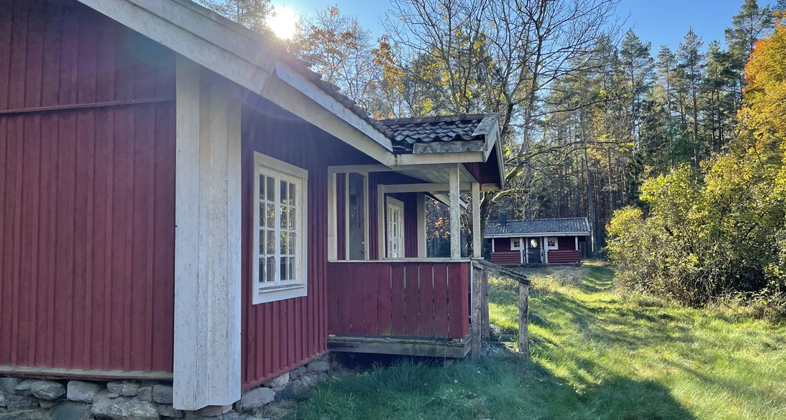 Två små röda stugor med vita knutar