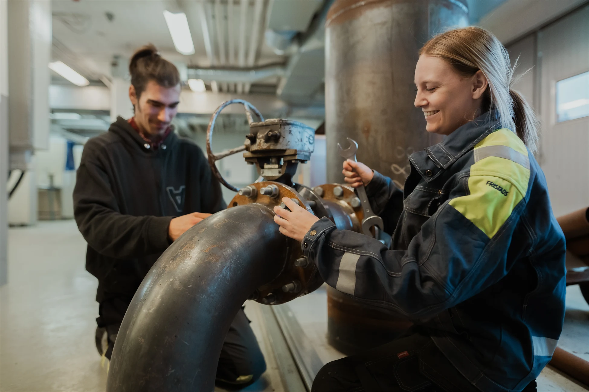 Två personer i en verkstad