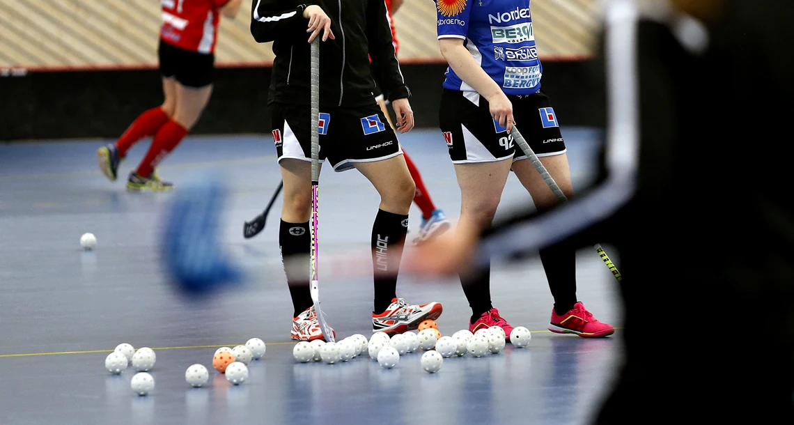 Unga innebandyspelare