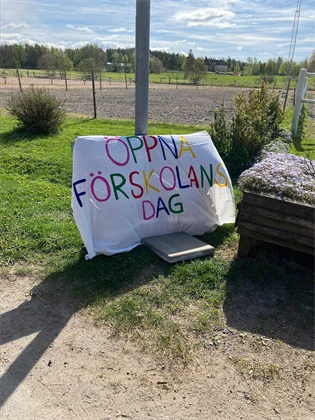 Skylt öppna förskolans dag 