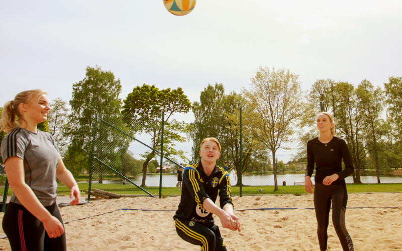 Ungdomar spelar beachwolleyboll