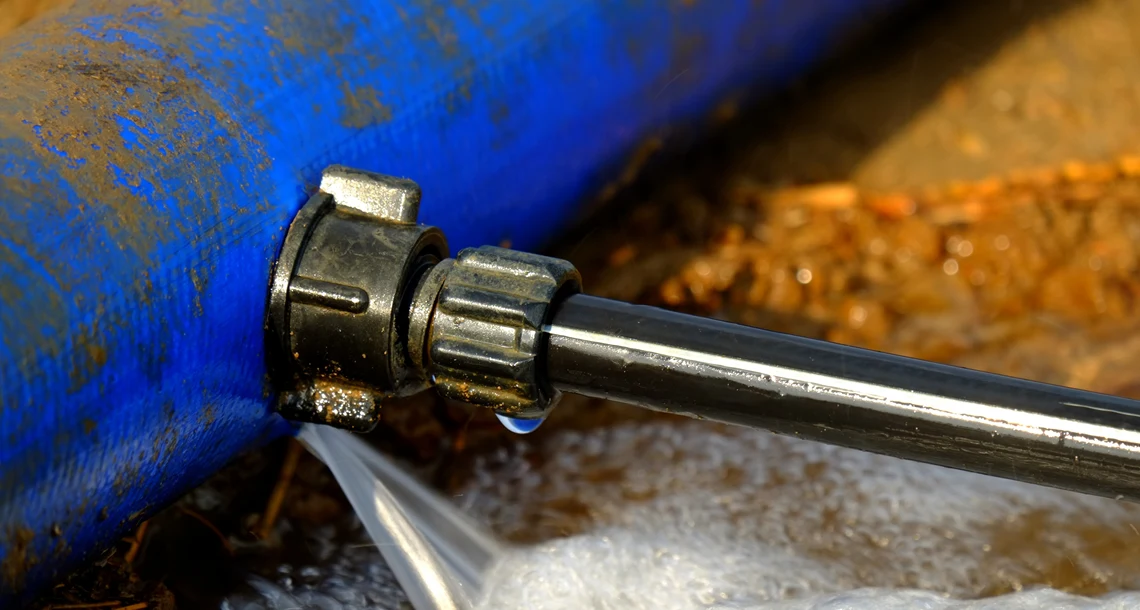 Ledning som läcker vatten