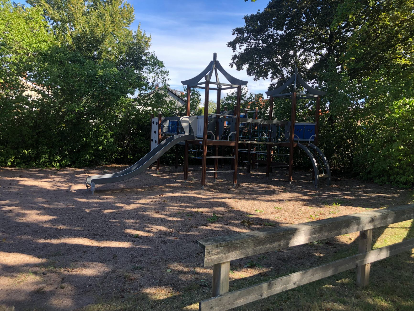 I Lignellparkens lekplats  finns bland annat en mindre bollplan med basketkorg, en klätterställning och gungor.