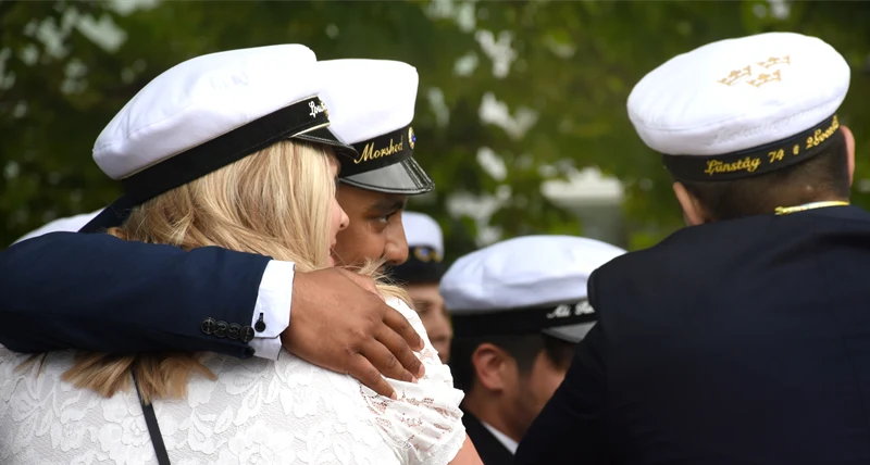 Gymnasieelever som just tagit studenten