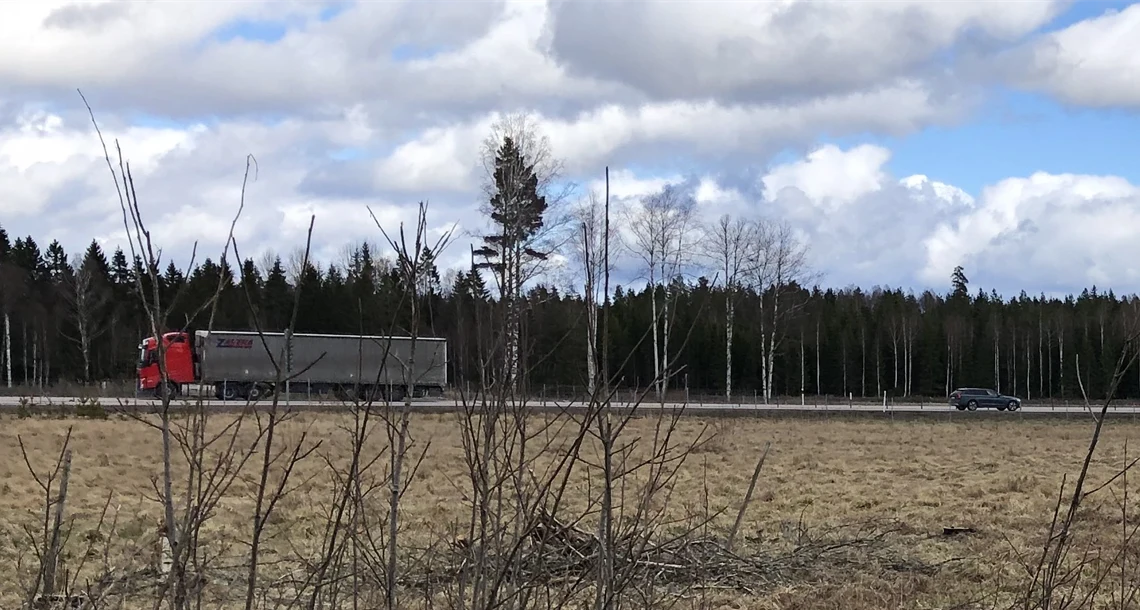 Lastbil och bil åker på motorväg
