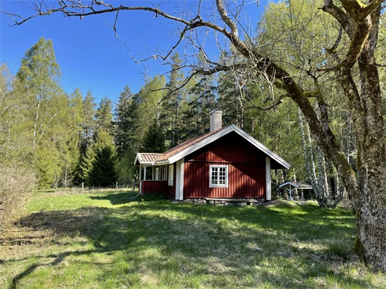 Röd stuga med vita knutar