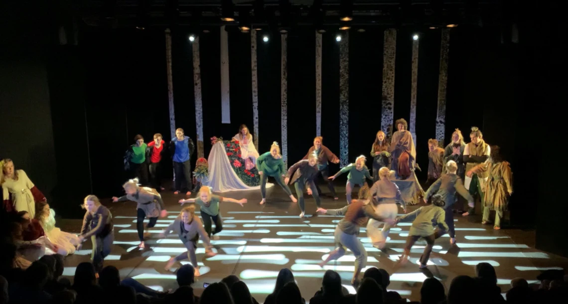 Sundstagymnasiets elever på foto när de spelar teater