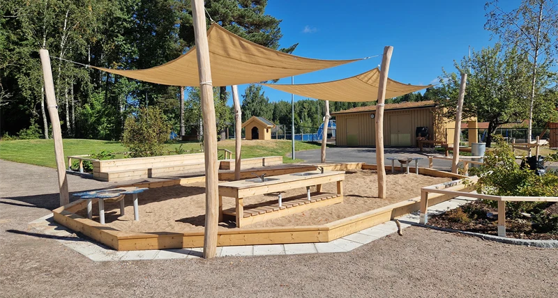 Sandlåda med solsegel