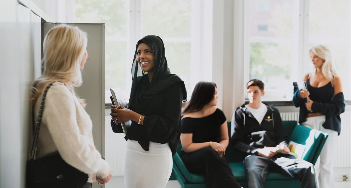 Gymnasieelever pratar med varandra i korridoren på Tingvallagymnasiet.