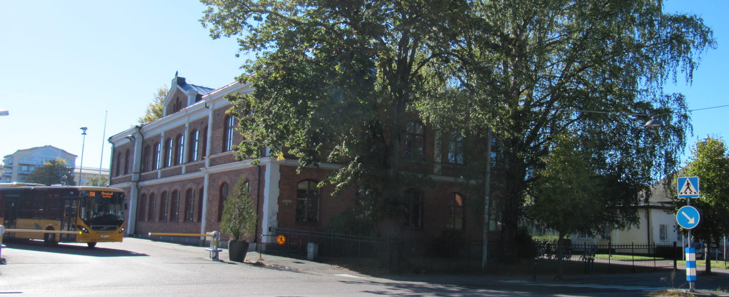Byggnaden som förr var Tjäderskolan ligger på Drottninggatan bredvid busscentralen.