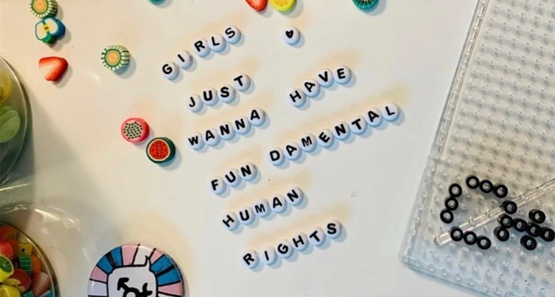 Bokstavspärlor som stavar ut "Girls just wanna have fundamental rights"