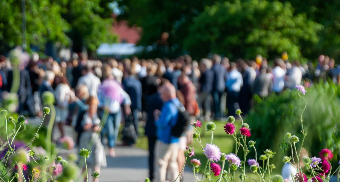 Blommor och folkmassa  i Almedalen