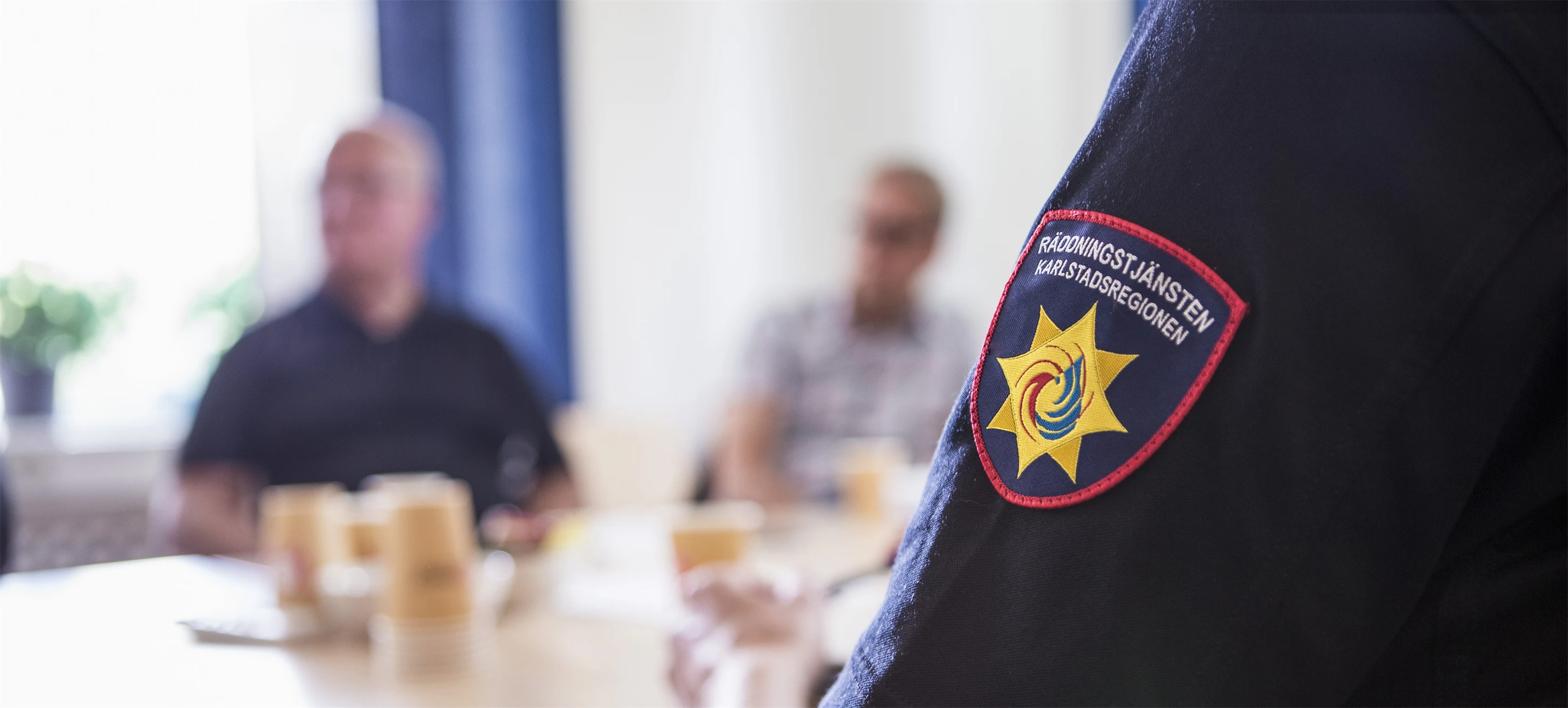 Personer som sitter i ett möte.