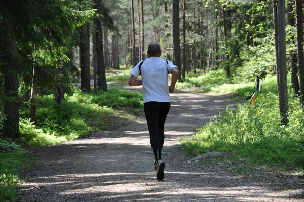 Man som springer i motionsspår
