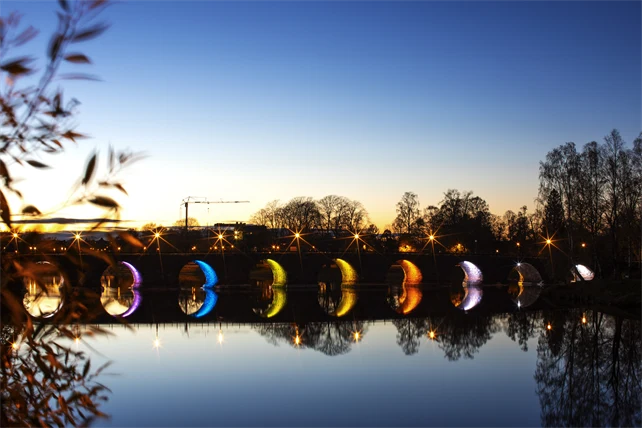 Stenbron i pridefärger.