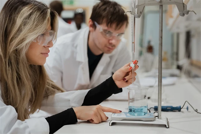 Person laborerar i ett labb.