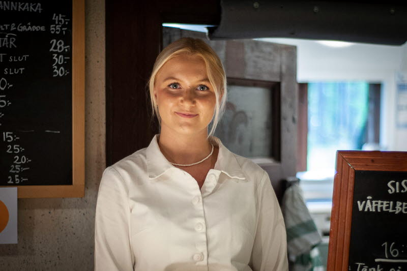 Emilia Ortfeldt feriearbetare i Spikgården Mariebergsskogen 2022